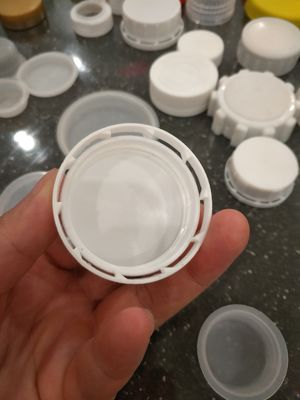 PE Plastik Şişe Vidalı Kapaklar ISO9001 Çocukların Açamayacağı 38mm Plastik Kapaklar