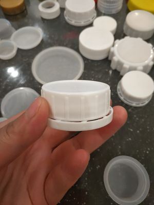 PE Plastik Şişe Vidalı Kapaklar ISO9001 Çocukların Açamayacağı 38mm Plastik Kapaklar